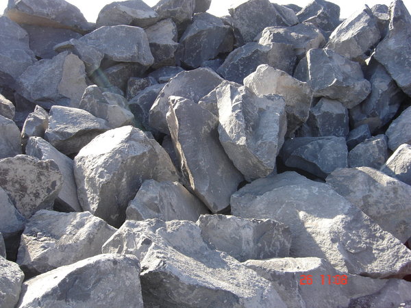 Basalt Bruchsteine / Wasserbausteine lose im Kipper